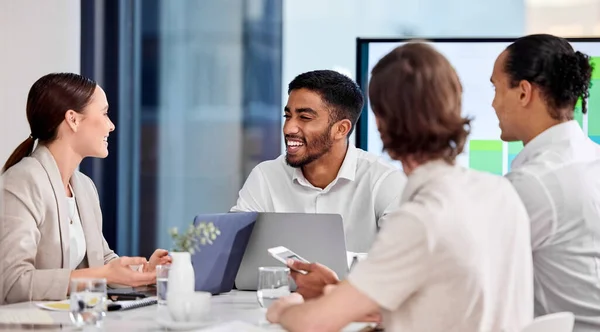 En man kan inte känna sig bekväm utan sitt eget godkännande. Skjuten av en grupp människor i ameeting. — Stockfoto