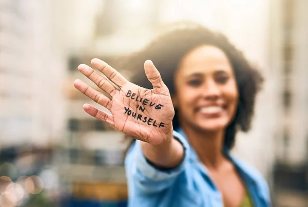 あなたなら出来るわ。彼女の手に書かれた動機的なメッセージを示す女性の切り取られたショット. — ストック写真