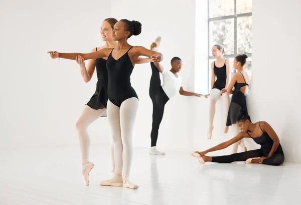 Ils dansaient sous la lueur des lumières. Tournage d'un groupe de danseurs de ballet pratiquant une routine dans un studio de danse. — Photo