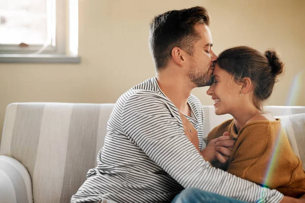 Je kwam en gaf mijn leven een nieuwe betekenis. Gekropte foto van een jong paar ontspannen op de bank thuis. — Stockfoto