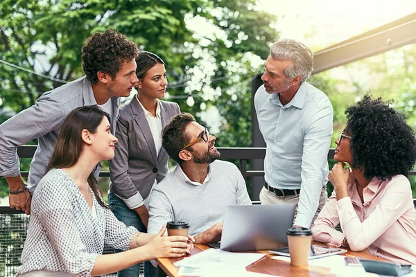 Nichts sorgt dafür, dass der Traum wie Teamwork funktioniert. Aufnahme eines Teams von Kollegen mit einem Laptop während einer Besprechung im Freien. — Stockfoto