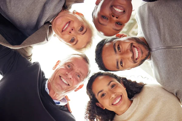 Nuestra diversidad es lo que nos permite sobresalir. Retrato de un grupo de empresarios de pie juntos en un grupo. — Foto de Stock