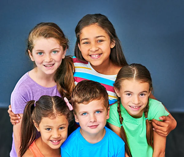 La amistad importa. Estudio de un grupo diverso de niños posando juntos sobre un fondo azul. —  Fotos de Stock