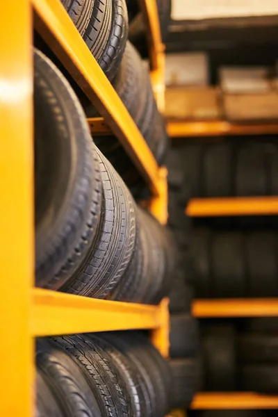 Atelier plein de roues. Gros plan d'un tas de pneus de voiture. — Photo