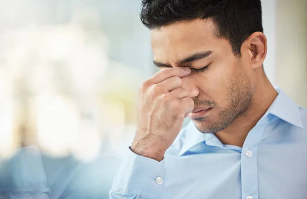 Soms ontstaan er op het laatste moment uitdagingen. Schot van een zakenman met hoofdpijn op het werk. — Stockfoto