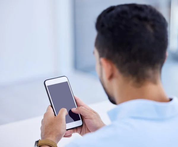 Ich hoffe, dass sie bald reagieren. Aufnahme eines Geschäftsmannes, der mit seinem Smartphone eine SMS verschickt. — Stockfoto