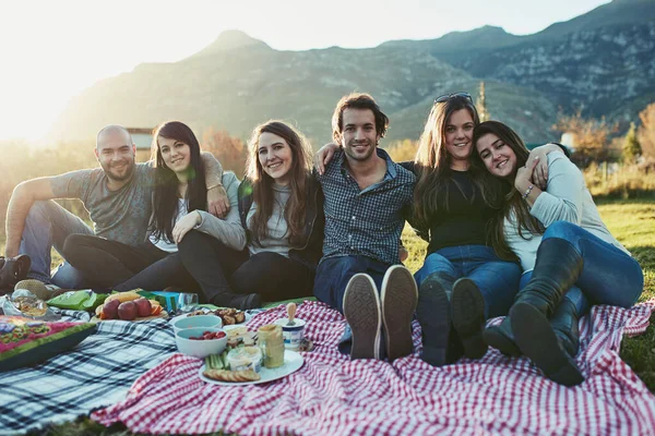 与好朋友共度光阴。一群朋友在户外野餐的肖像. — 图库照片