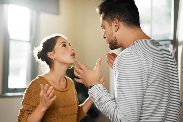 Nunca escuchas. Recorte de una joven pareja teniendo una discusión en casa. — Foto de Stock