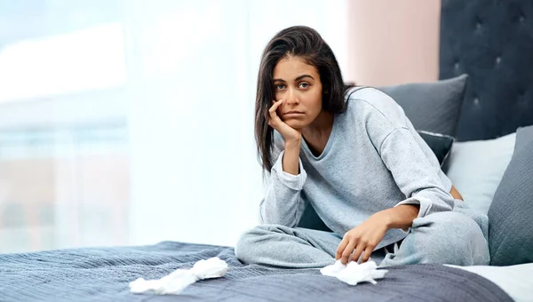 Nichts fordert Ihre Geduld so heraus wie eine Pandemie. Aufnahme einer jungen Frau, die sich zu Hause von einer Krankheit erholt. — Stockfoto