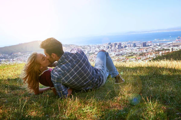 Sie mit Küssen überschüttet. Aufnahme eines liebevollen jungen Paares, das einen Tag im Freien genießt. — Stockfoto