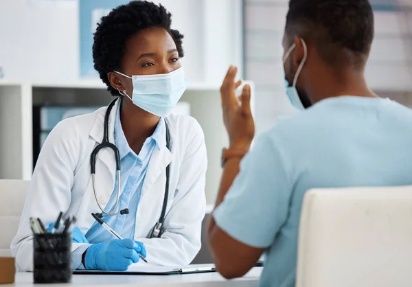 Ho appena notato questo dottore. Foto di un medico che fa una consultazione con un paziente. — Foto Stock