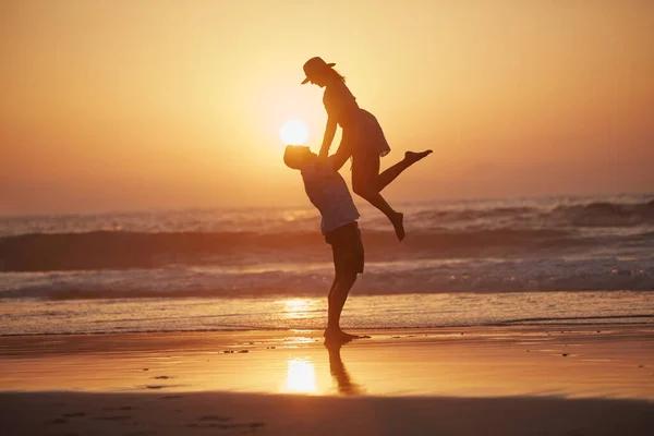 Livet börjar i slutet av din bekvämlighetszon. Skjuten av ett kärleksfullt moget par spenderar lite kvalitetstid tillsammans. — Stockfoto