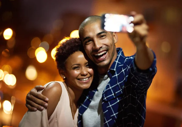 Chci si tu chvíli navždy zapamatovat. Vystřižené záběr na milující mladý pár brát selfie, zatímco na rande ve městě. — Stock fotografie