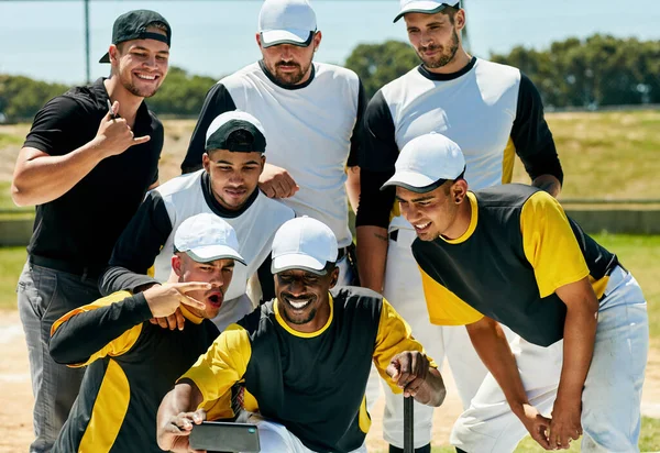 Selfie time with the winners. Cropped shot of a team of young baseball players staking a selfie together while standing on the field during the day. — Stock Photo, Image