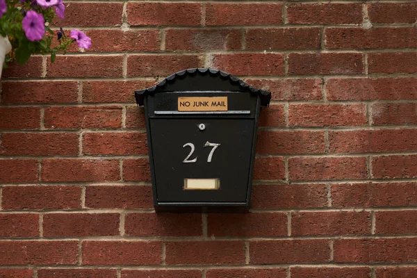 Τοποθετημένο γραμματοκιβώτιο. Πλήρης εικόνα ενός γραμματοκιβωτίου σε έναν τοίχο. — Φωτογραφία Αρχείου