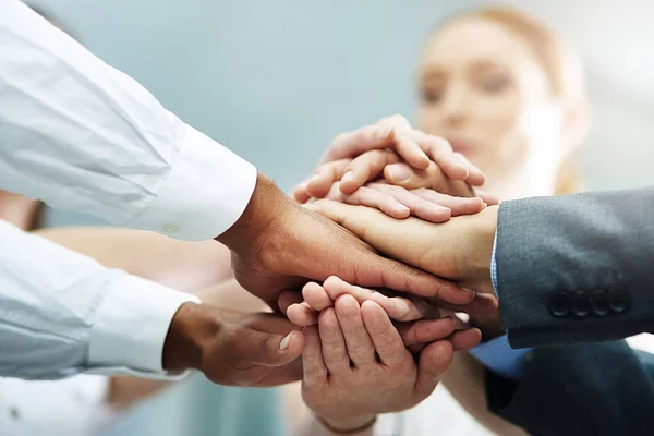 Tillsammans som ett team. Beskuren bild av en grupp affärsmän händer i en kurva. — Stockfoto