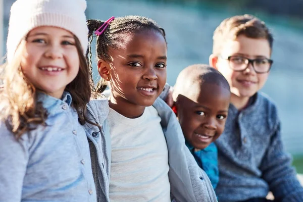 Great friends mean big smiles. Cropped shot of elementary school kids outside. — Stock Photo, Image