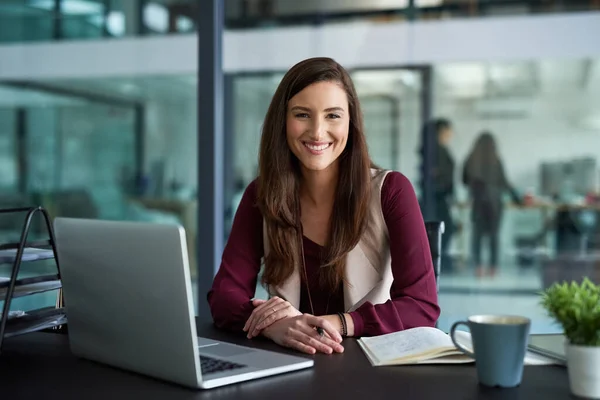 Vandaag kunt u een bedrijf beginnen met een paar toetsaanslagen. Shot van een zakenvrouw zit aan haar bureau met haar laptop. — Stockfoto