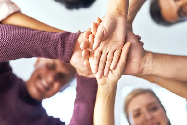 A confiança é essencial para a construção de equipes fortes. Tiro cortado de uma equipe de colegas juntando as mãos em solidariedade. — Fotografia de Stock