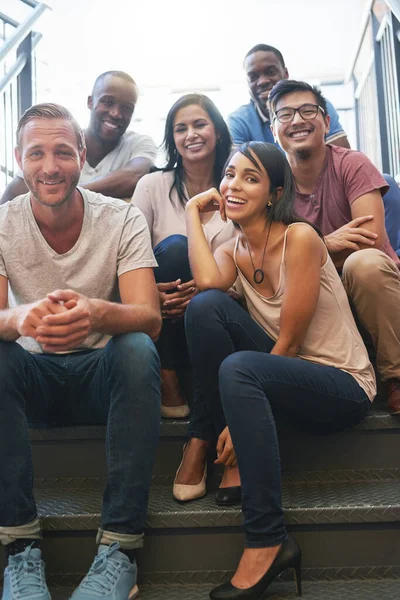 Onze koelte kan niet beperkt worden tot een kantoor. Portret van een zelfverzekerde groep creatieve collega 's die samen poseren op een trap. — Stockfoto