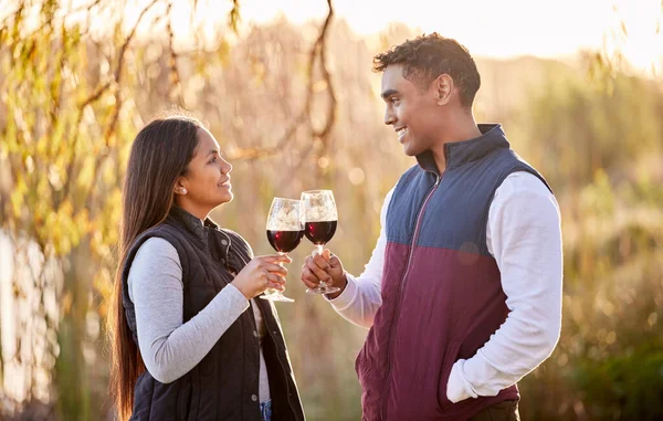 Les couples qui campent ensemble durent éternellement. Tourné d'un jeune couple ayant un verre à l'extérieur tout en campant à l'extérieur. — Photo