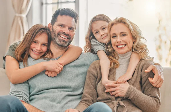 Mantém sempre a tua família por perto. Tiro de uma família relaxando juntos em casa. — Fotografia de Stock