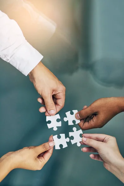 Stiamo insieme come una squadra. Colpo di mano mettere insieme pezzi di puzzle. — Foto Stock