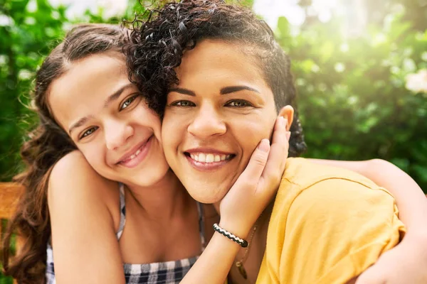 Las mamás son amigas de por vida. Retrato recortado de una mujer joven y su adorable niña sentada en un banco en el parque. — Foto de Stock