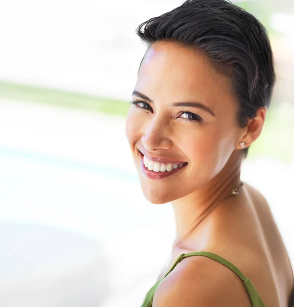 Tiene la sonrisa perfecta. Retrato de una joven atractiva parada afuera. —  Fotos de Stock