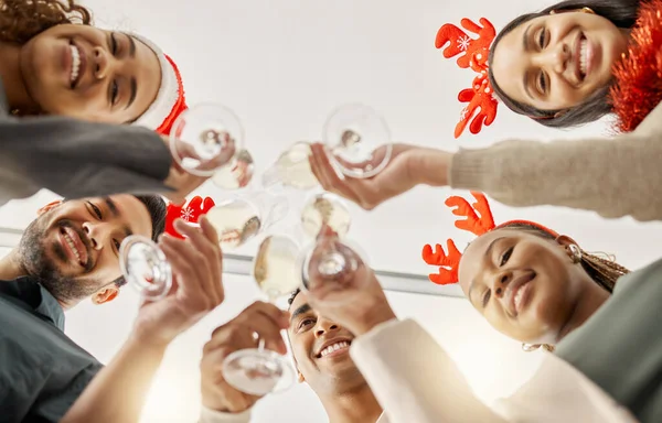 Tiempo para relajarse y relajarse. Fotografía de un grupo de empresarios celebrando durante una fiesta de Navidad en el trabajo. — Foto de Stock