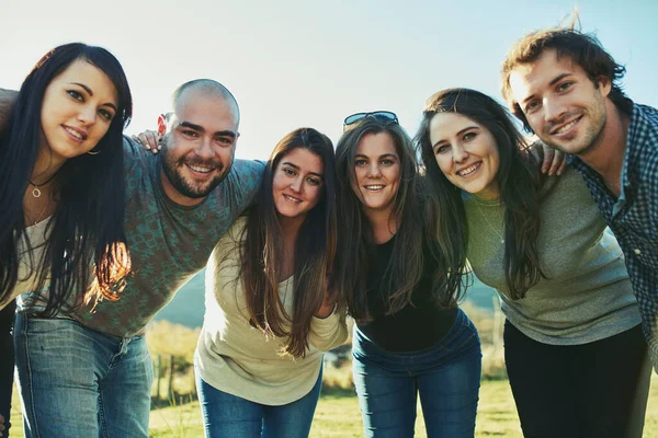 Apenas a acalmar juntos. Retrato de um grupo de amigos desfrutando de algum tempo ao ar livre juntos. — Fotografia de Stock