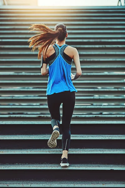Never stop setting goals. Shot of young woman working out in the city. — Stock Photo, Image
