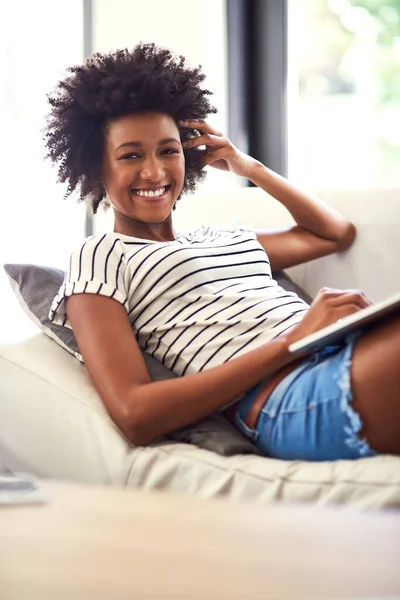 Fim de semana é o meu tempo. Retrato de uma jovem mulher feliz relaxando no sofá com um laptop. — Fotografia de Stock