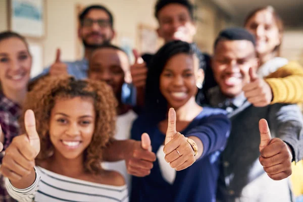 Als wij het kunnen, kan jij het ook. Portret van een diverse groep studenten die duimen laten zien op de campus. — Stockfoto