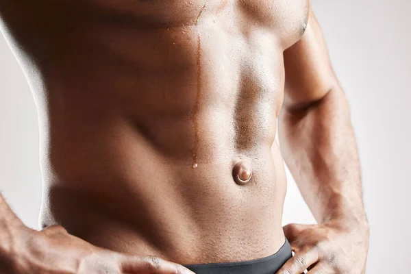 Si puedes construir un músculo, puedes construir una mentalidad. Estudio de un hombre musculoso irreconocible posando sobre un fondo gris. — Foto de Stock