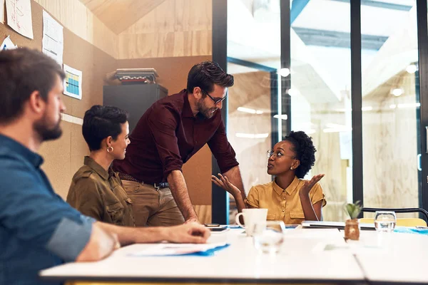 Schritte unternehmen, um gemeinsam den Erfolg zu sichern. Aufnahme einer vielfältigen Gruppe von Geschäftsleuten bei einem Treffen in einem Büro. — Stockfoto