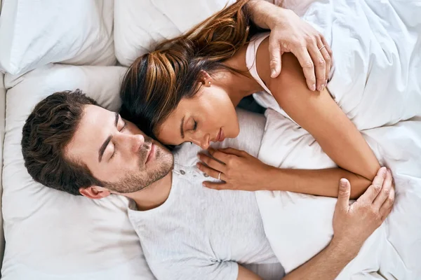 Il comfort è amore. Colpo ad angolo alto di una giovane coppia amorevole che dorme insieme a casa. — Foto Stock