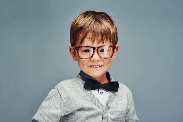 Nagy stílus egy kisfiúnak. Stúdió portré egy imádnivaló kisfiú öltözött okosan szemben szürke háttér. — Stock Fotó