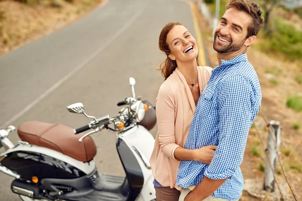 Nos estábamos divirtiendo mucho en la carretera. Tiro de una pareja aventurera para dar un paseo en moto. — Foto de Stock