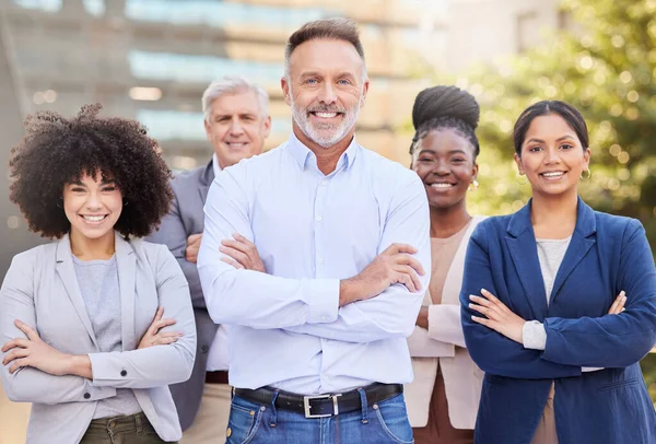 Crear un impacto en el mundo de los negocios juntos. Fotografía de un grupo diverso de empresarios parados en el balcón con los brazos cruzados. —  Fotos de Stock