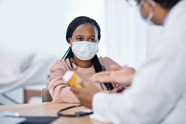 Hört auf die Anweisungen des Arztes. Aufnahme einer jungen Frau, die während einer Konsultation Medikamente von einem Arzt erhält. — Stockfoto