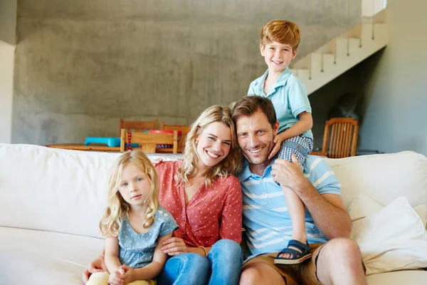 Os mais felizes são aqueles que têm família. Retrato de uma família feliz se unindo em casa. — Fotografia de Stock