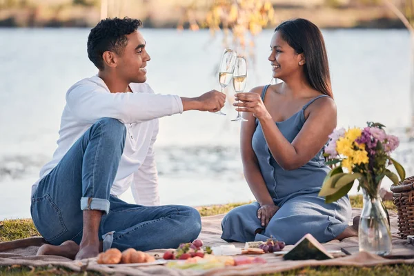 Heres till över evig kärlek. Skjuten av ett ungt par gör en skål medan på en picknick vid en sjö. — Stockfoto