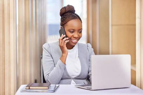 La meg åpne den e-posten med et bilde av en pen, ung forretningskvinne som lager en telefonkiosk mens hun jobber med laptopen sin på kontoret.. – stockfoto
