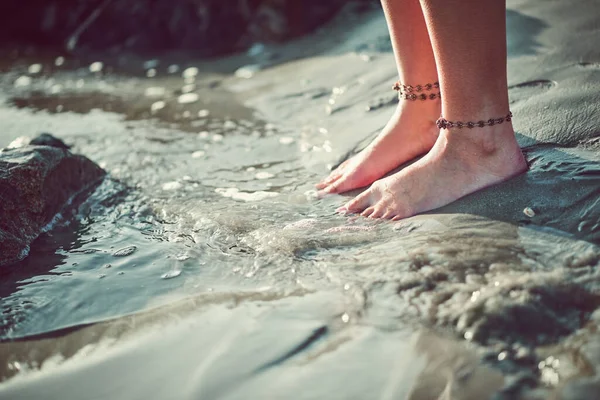 Deixe a água tocar seus dedos dos pés e alcançar a sua alma. Tiro cortado de uma mulher irreconhecível na praia. — Fotografia de Stock
