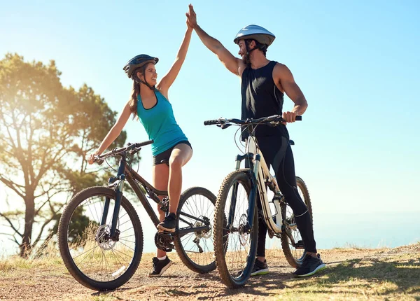Diese Fahrt war genial. Aufnahme eines glücklichen jungen Paares beim gemeinsamen Mountainbiken. — Stockfoto