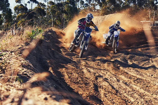 Il est temps d'arracher cette piste. Tournage de deux coureurs de motocross en action. — Photo