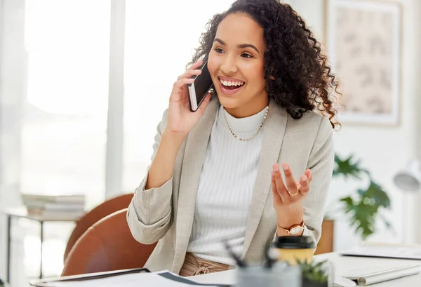 Entregando noticias emocionantes a su cliente. Fotografía de una joven empresaria hablando por celular en una oficina. — Foto de Stock