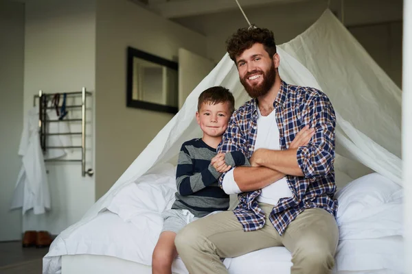 Só eu e o meu filho. Retrato recortado de um belo jovem e filho sentado na cama em casa. — Fotografia de Stock