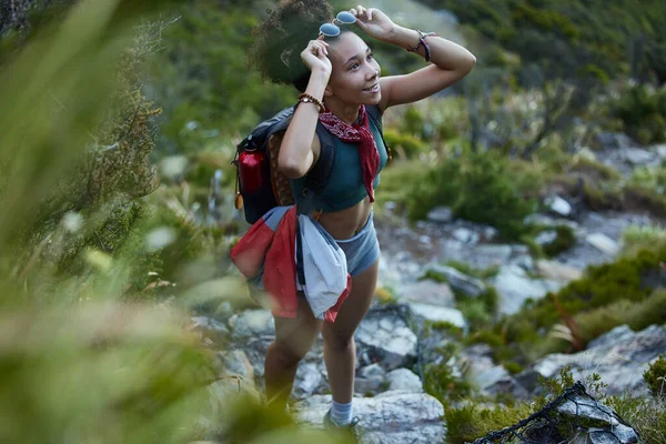 Jeg gleder meg til toppmøtet. Skutt av en ung kvinne på tur i fjellene.. – stockfoto